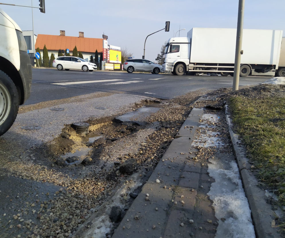 Na niektórych siedleckich ulicach wyrwy w jezdni są tak duże, że stwarzają zagrożenie drogowe