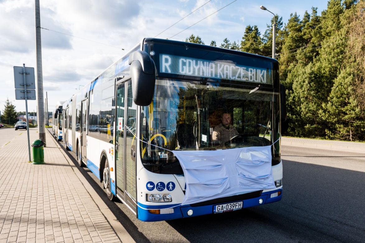 Autobusy w Gdyni, zachęcają do noszenia maseczek