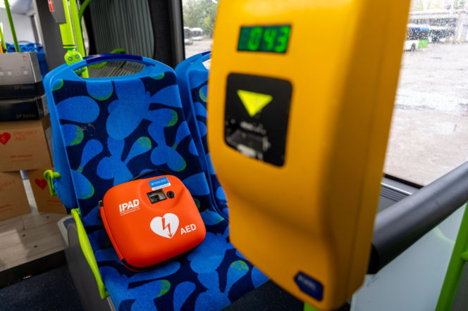 AED w komunikacji miejskiej