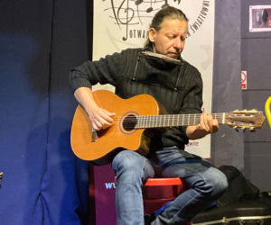 Niewidzialny koncert w bydgoskiej Światłowni budzi różne emocje. Widzowie i muzycy w szoku