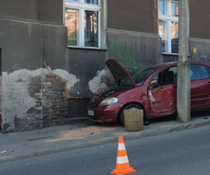 Grudziądz: Rozpędzona 35-latka wjechała w pieszych! Dwie osoby trafiły do szpitala [ZDJĘCIA]