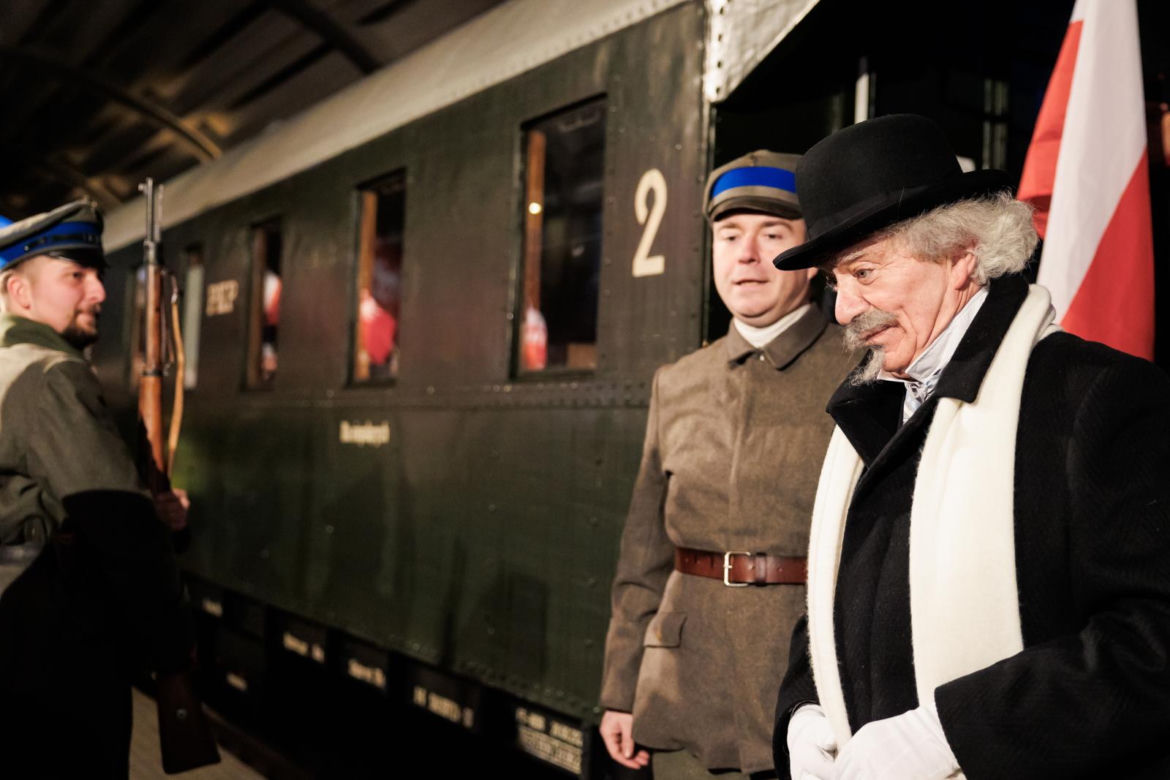 Paderewski przybył do Poznania; tłum mieszkańców na inscenizacji przyjazdu kompozytora do stolicy Wielkopolski