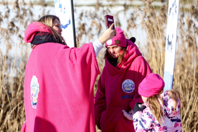 Różowe morsowanie idealne na pomaganie. Trzy Stawy opanowali amatorzy zimnych kąpieli