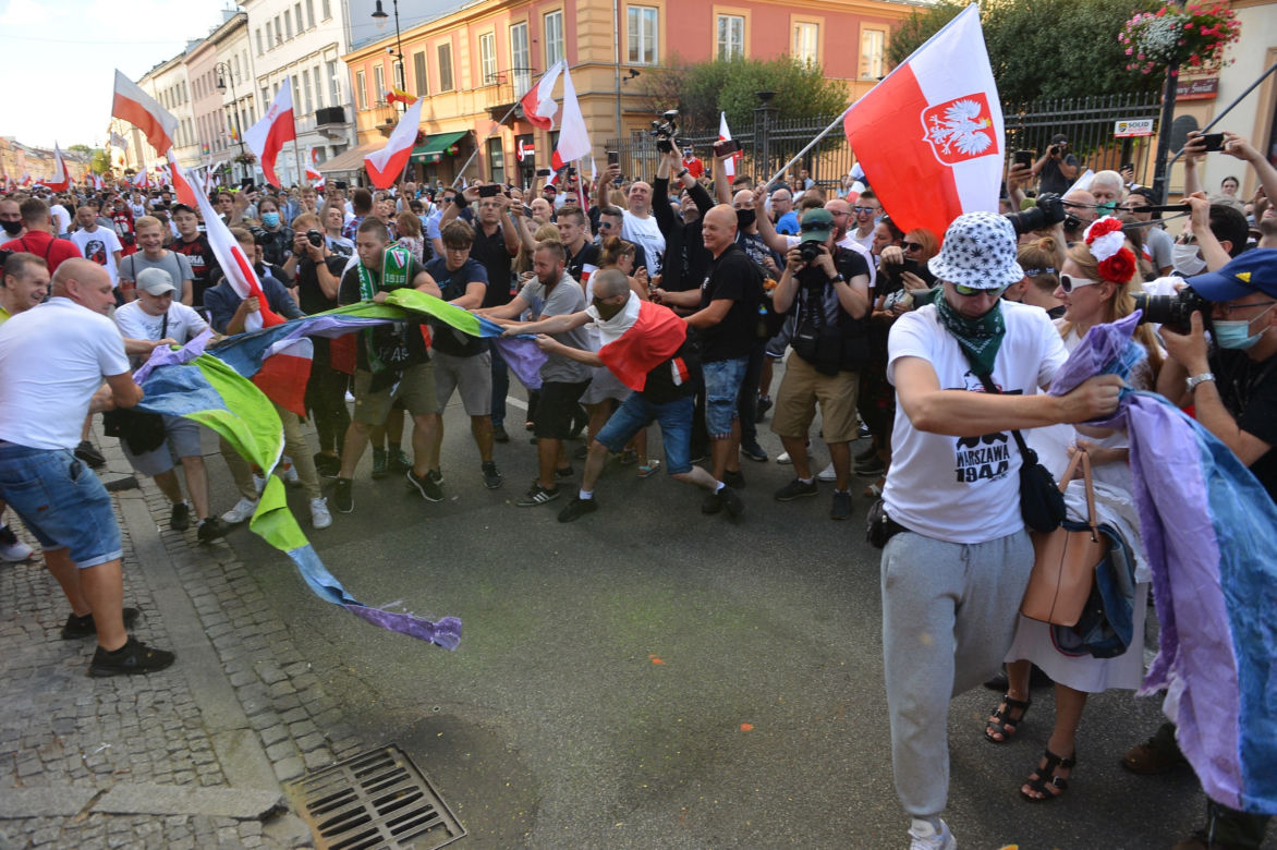  Dewastują tęczową flagę na obchodach Powstania Warszawskiego