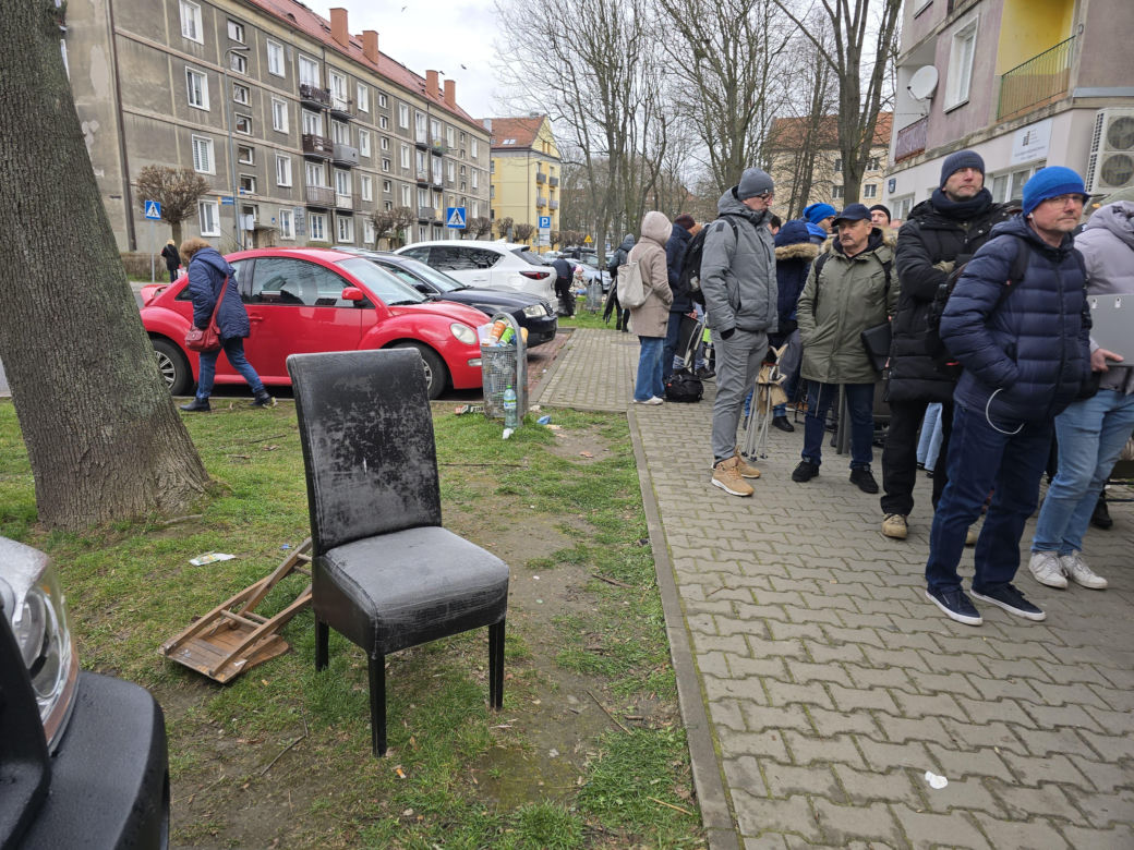 Kilkaset ludzi czeka przed wejściem do punktu obsługi grantobiorców w Tychach
