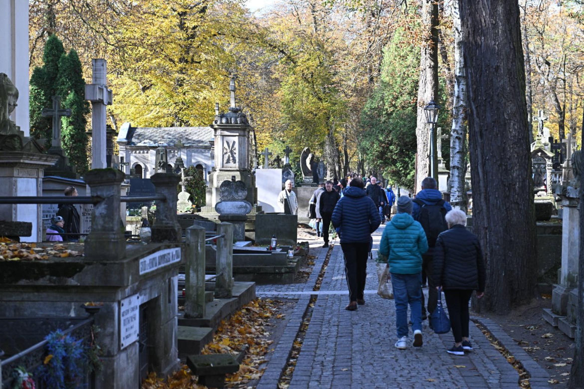 Znani zbierają na ratowanie Powązek. 49 kwesta na cmentarzu 