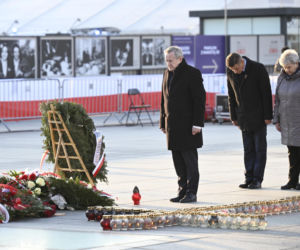 Piotr Gliński składa kwiaty w rocznicę katastrofy smoleńskiej