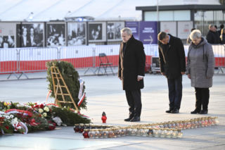 Piotr Gliński składa kwiaty w rocznicę katastrofy smoleńskiej