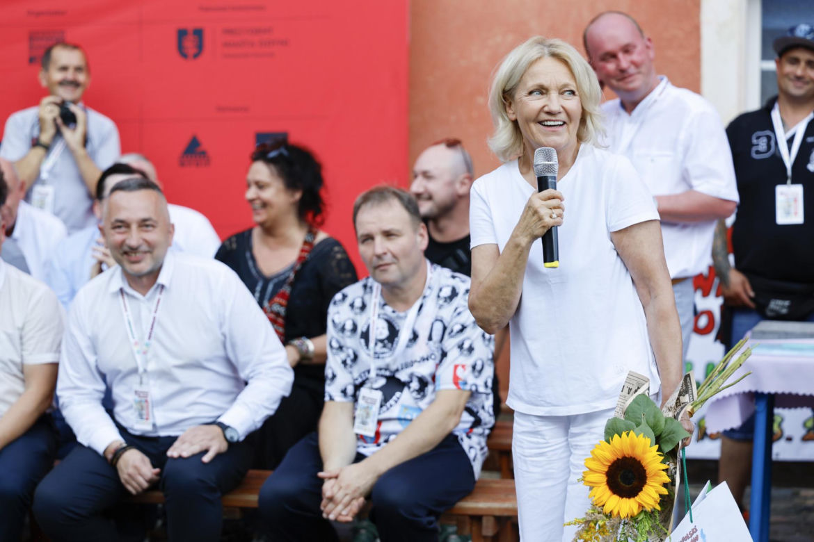 Cała na biało Maria Pakulnis szaleje z sierpem w Lubomierzu. Renata Dancewicz tym razem na spokojnie