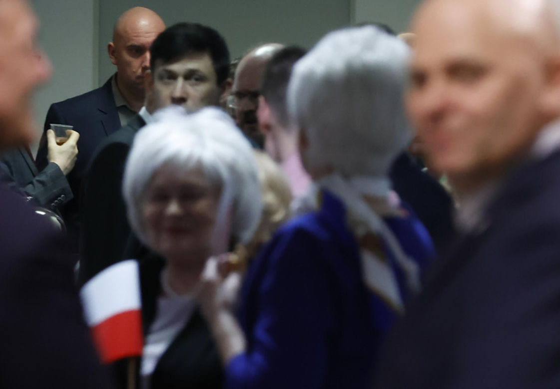 Skromny poczęstunek w PiS. Tym karmili na wieczorze wyborczym
