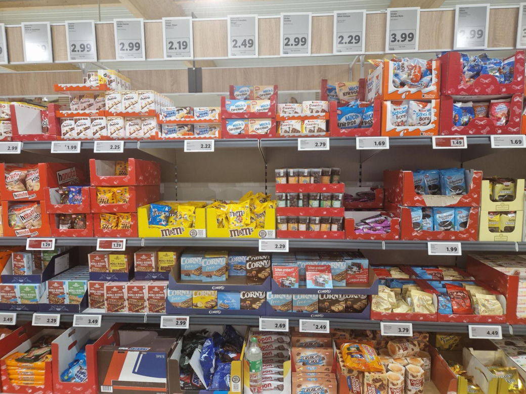 Porównaliśmy ceny w polskim i niemieckim markecie. Gdzie zarobimy tańsze zakupy na Wielkanoc? 