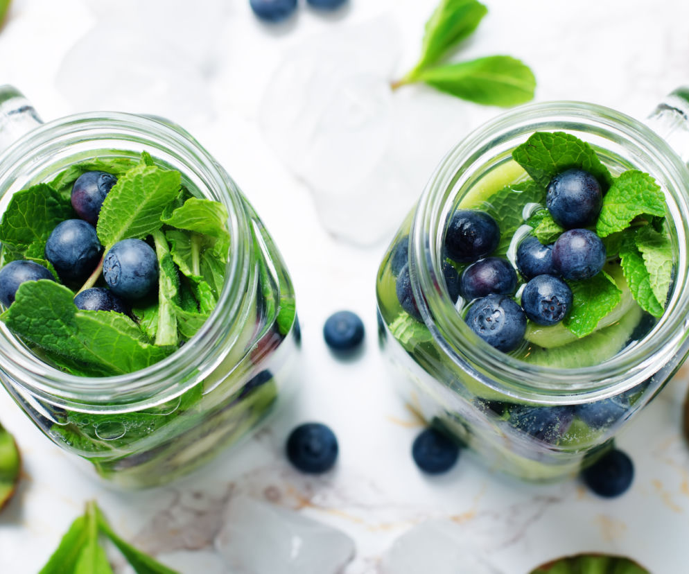 Kiwi, borówka amerykańska i rum: przepis na letnie mojito