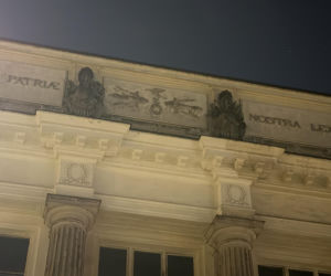 Warszawa. Bryła lodu rozstrzaskała szybę busa