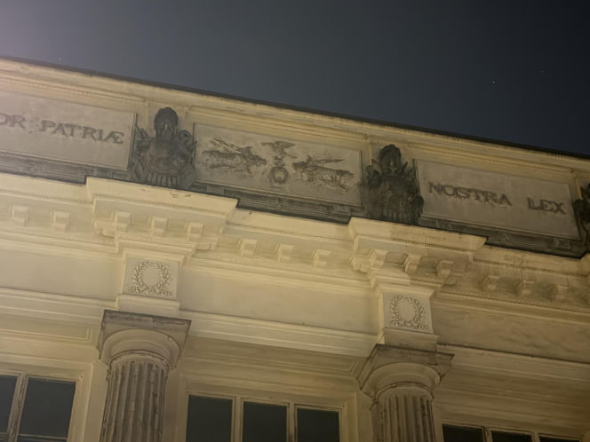 Warszawa. Bryła lodu rozstrzaskała szybę busa