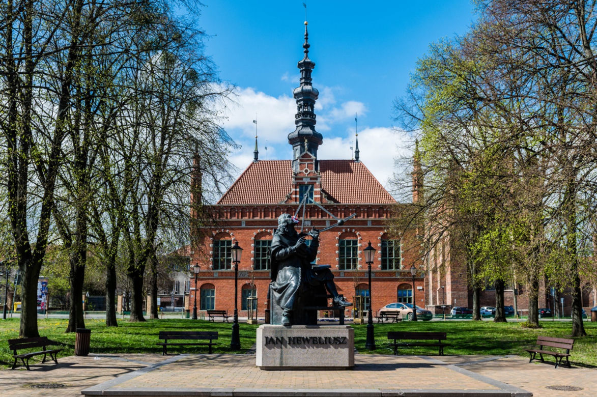 Król, Neptun i astronom przypominają o noszeniu maseczek