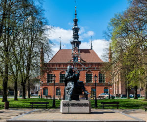 Król, Neptun i astronom przypominają o noszeniu maseczek