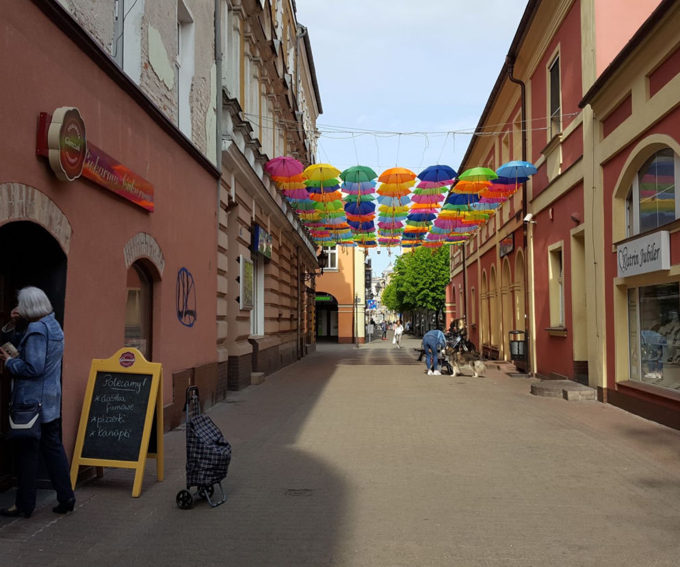 Leszno znów zdobią parasolki. Mienią się nad ul. Wróblewskiego kolorami tęczy
