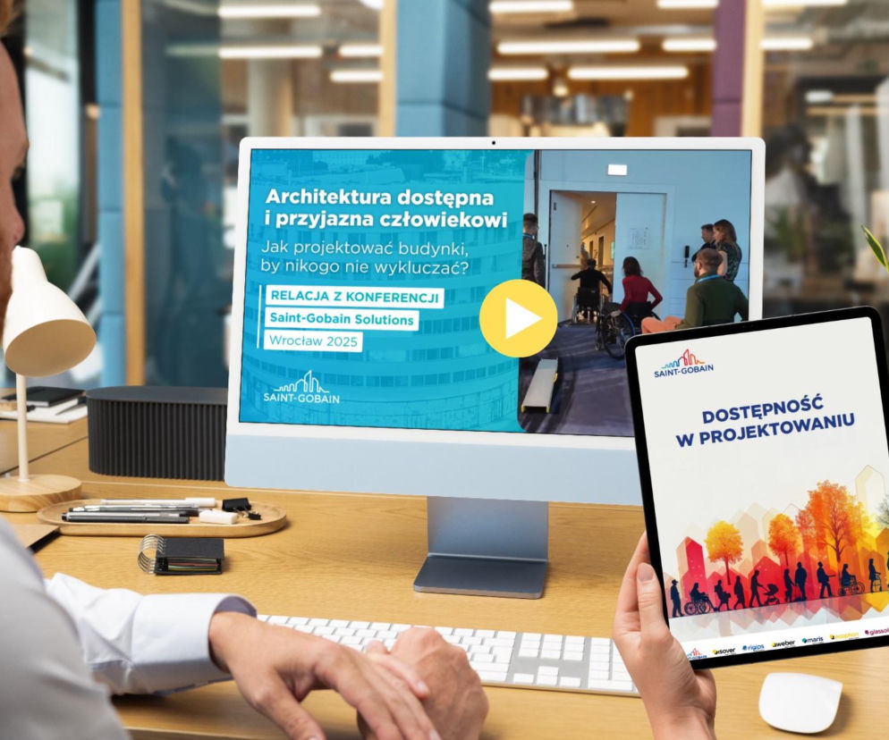 Mężczyzna przy biurku ogląda na monitorze materiał wideo Architektura dostępna i przyjazna człowiekowi, a w rękach trzyma tablet z e-bookiem Dostępność w projektowaniu od Saint-Gobain, który omawia tworzenie inkluzywnych przestrzeni, o czym przeczytasz na Architektura Murator Plus.