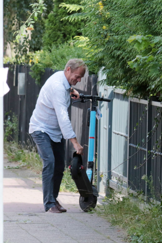 Donald Tusk z hulajnogą pod domem w Sopocie