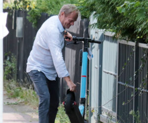 Donald Tusk z hulajnogą pod domem w Sopocie