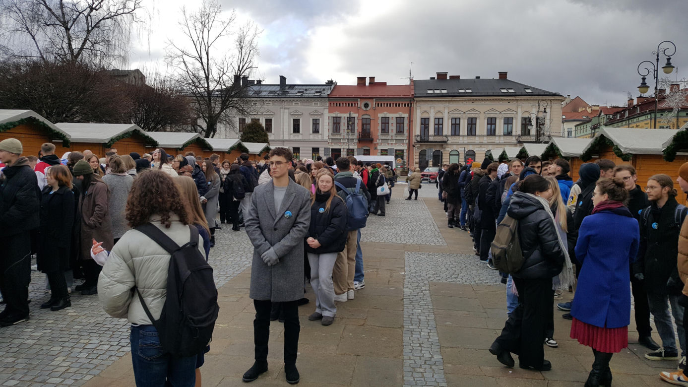 Maturzyści z Nowego Sącza zatańczyli poloneza na Ryku 