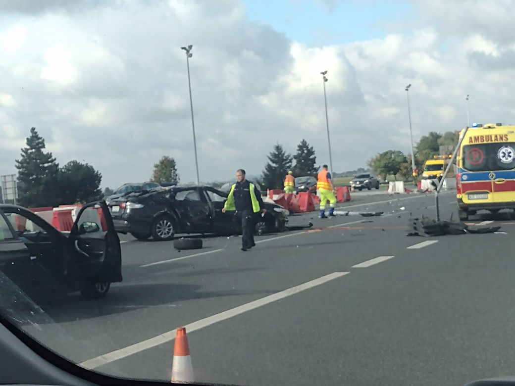 Wypadek na bramkach na krakowskich Balicach. Auto kilkukrotnie dachowało