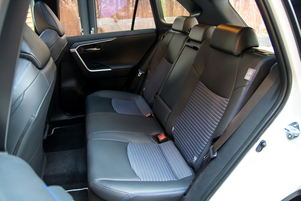 2019 Toyota RAV4 Hybrid - wnętrze piątej generacji SUV-a