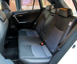 2019 Toyota RAV4 Hybrid - wnętrze piątej generacji SUV-a