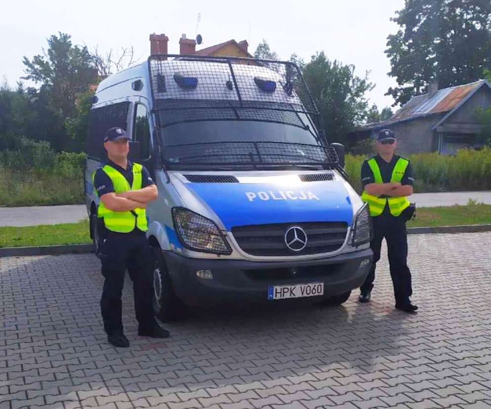 Policjanci, którzy eskortowali rodzącą kobietę i jej męża do szpitala