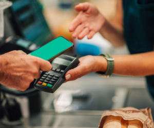 Płatności telefonem mogą być bezpieczniejsze niż kartą. Wystarczy pamiętać o jednej prostej zasadzie