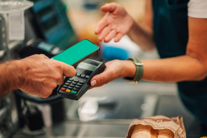 Płatności telefonem mogą być bezpieczniejsze niż kartą. Wystarczy pamiętać o jednej prostej zasadzie