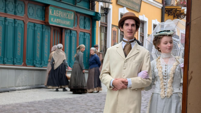 Netflix kręci w Tarnowie! Tak wygląda scenografia Nocy i dni