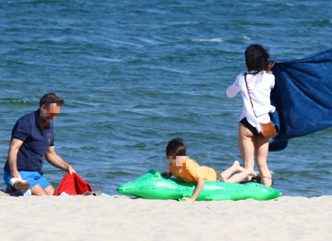 Marta Kaczyńska z mężem i synem na plaży