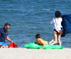 Marta Kaczyńska z mężem i synem na plaży