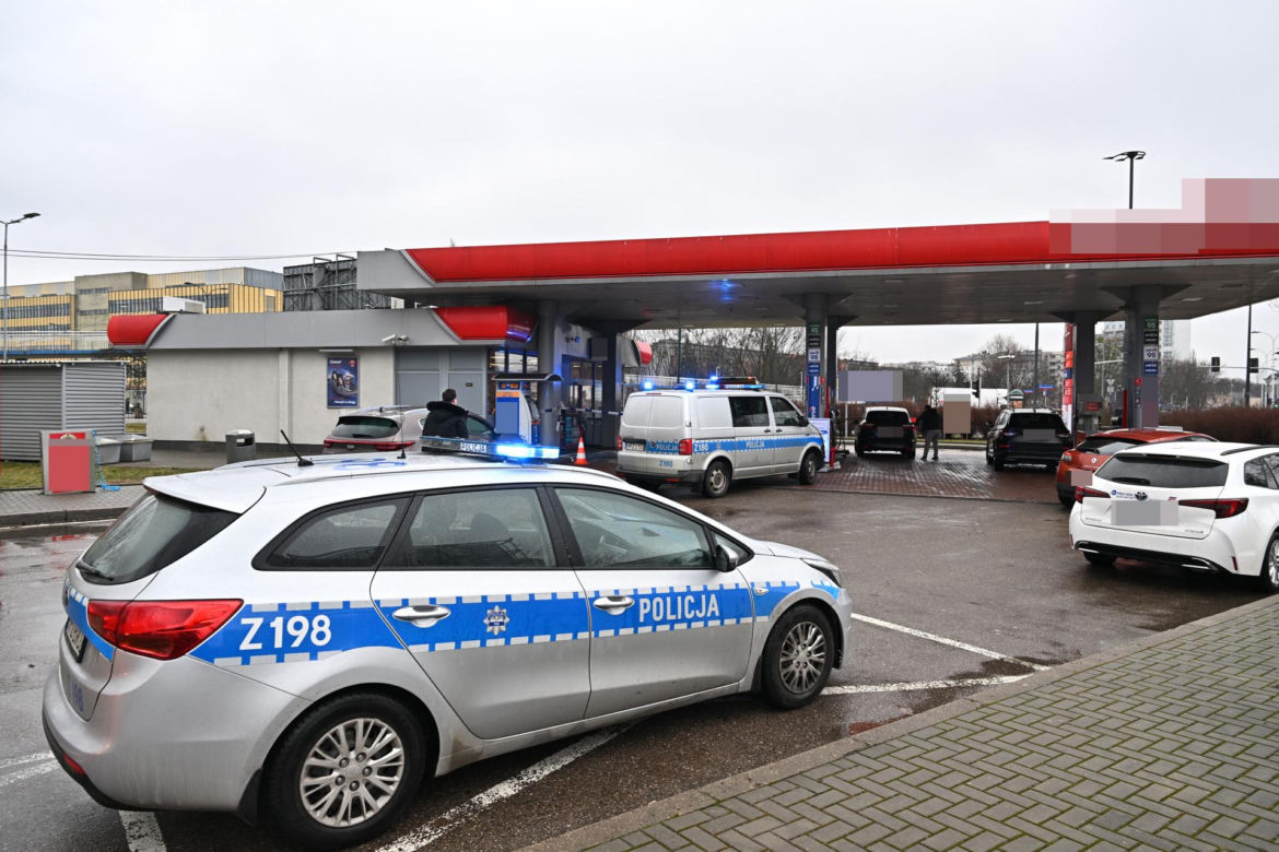 Horror na stacji benzynowej. Zaczął wylewać paliwo na ziemię