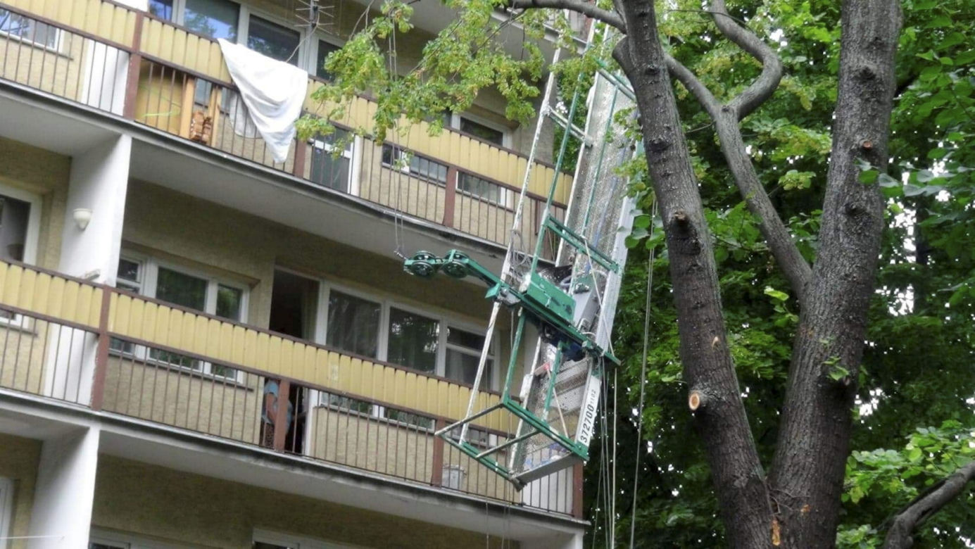 Horror na Woli. Pracownicy spadli z czwartego piętra. Winda budowlana zawisła na dwóch linach