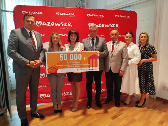 Dwie lokalne inwestycje z wysokim wsparciem unijnym. Umowy na budowę wiaduktu warszawskiego w Siedlcach i rozwój bioróżnorodności w Mrozach – już podpisane!