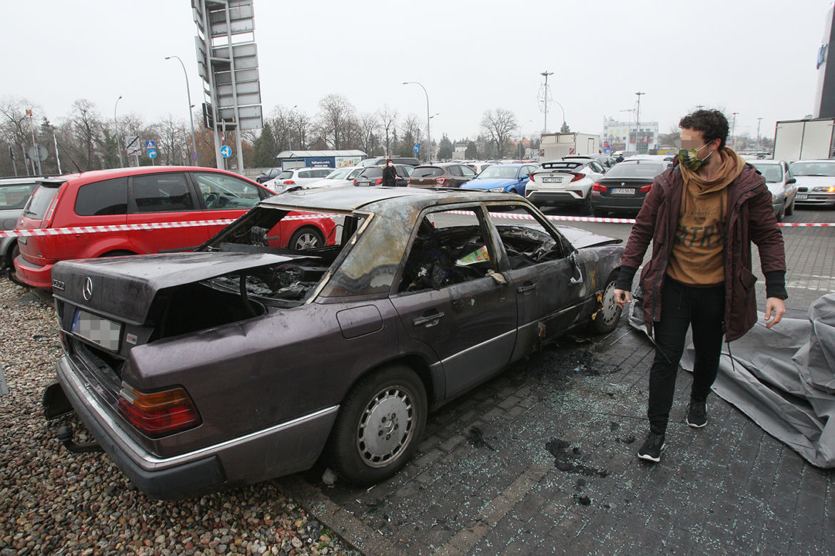 Pijany sprzedawca choinek podpalił mercedesa
