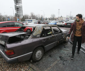 Pijany sprzedawca choinek podpalił mercedesa