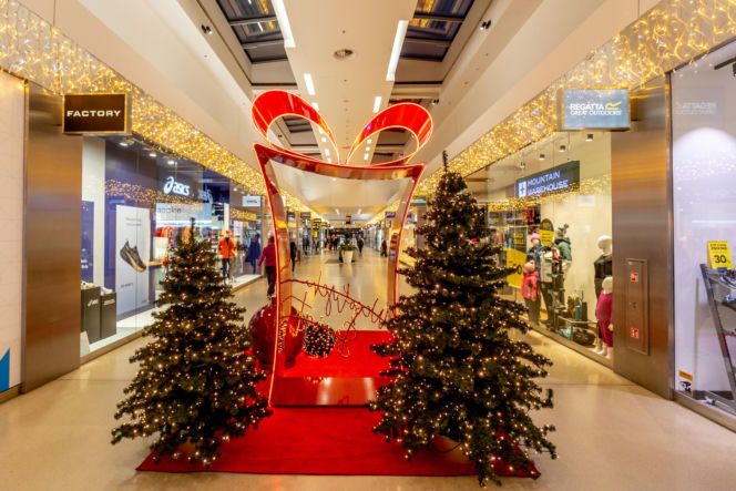 Radość świątecznych zakupów w FACTORY. Outletowe rabaty, najlepsze marki i dobra świąteczna zabaw