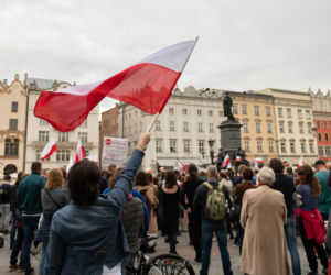 Kraków: Kilkaset osób na Rynku BEZ MASECZEK. Protestowali przeciw „plandemii” [ZDJĘCIA]