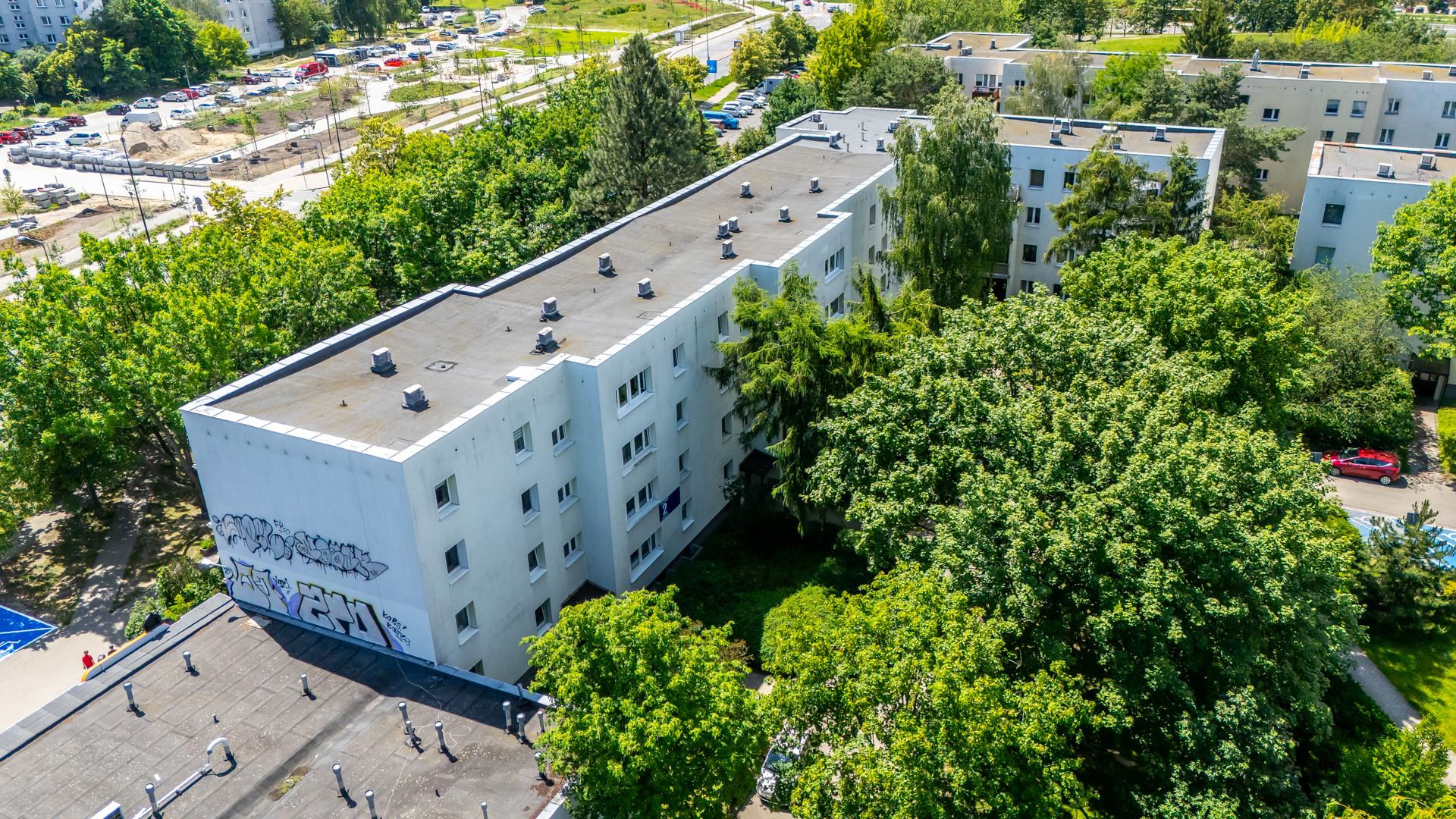 Pękający blok przy ul. Hirszfelda 2 w Warszawie