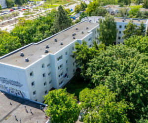 Pękający blok przy ul. Hirszfelda 2 w Warszawie