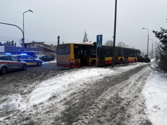 Wypadek autobusu miejskiego w Markach. Są ranni