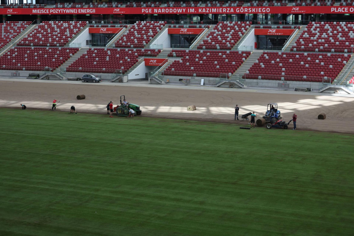 Rozkładanie murawy na Stadionie Narodowym