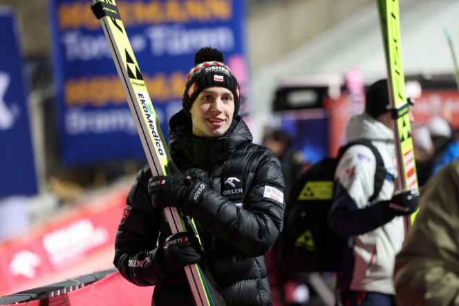 Kacper Tomasiak zaliczył dramatycznie wyglądający upadek w Vikersund