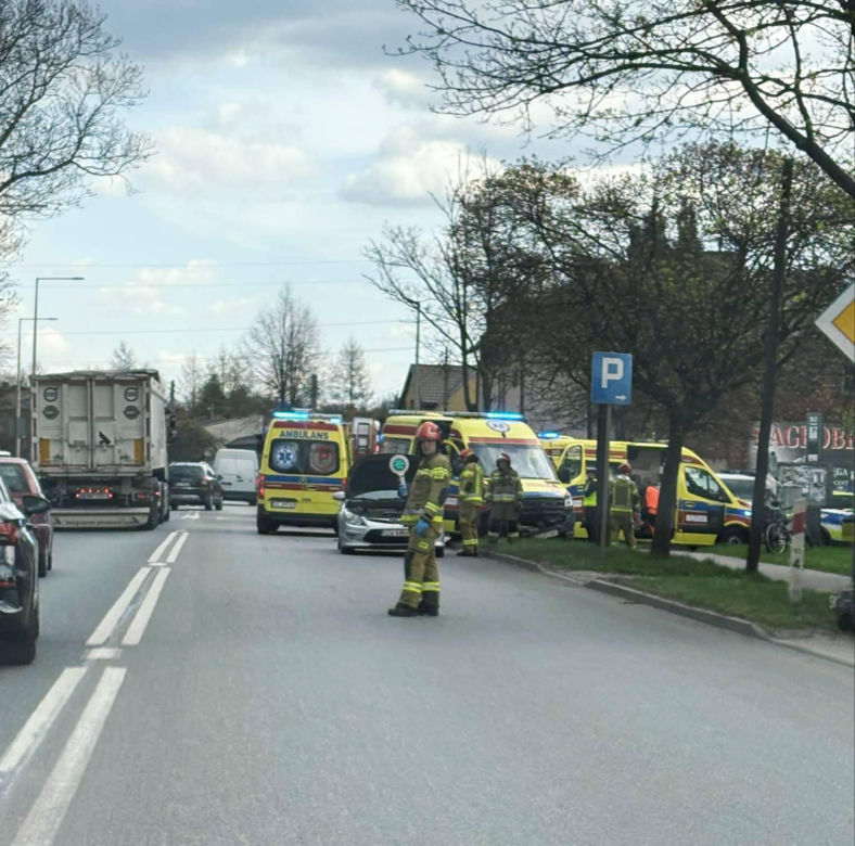W Zawierciu karetka zderzyła się z osobówką