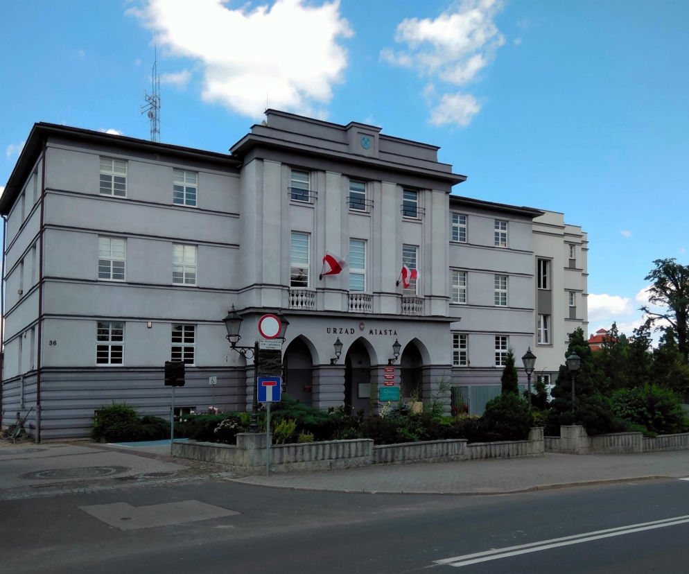 Budynek Urzędu Miasta w Rydułtowach z biało-czerwonymi flagami. O historii tego miejsca przeczytasz na Eska Śląskie.