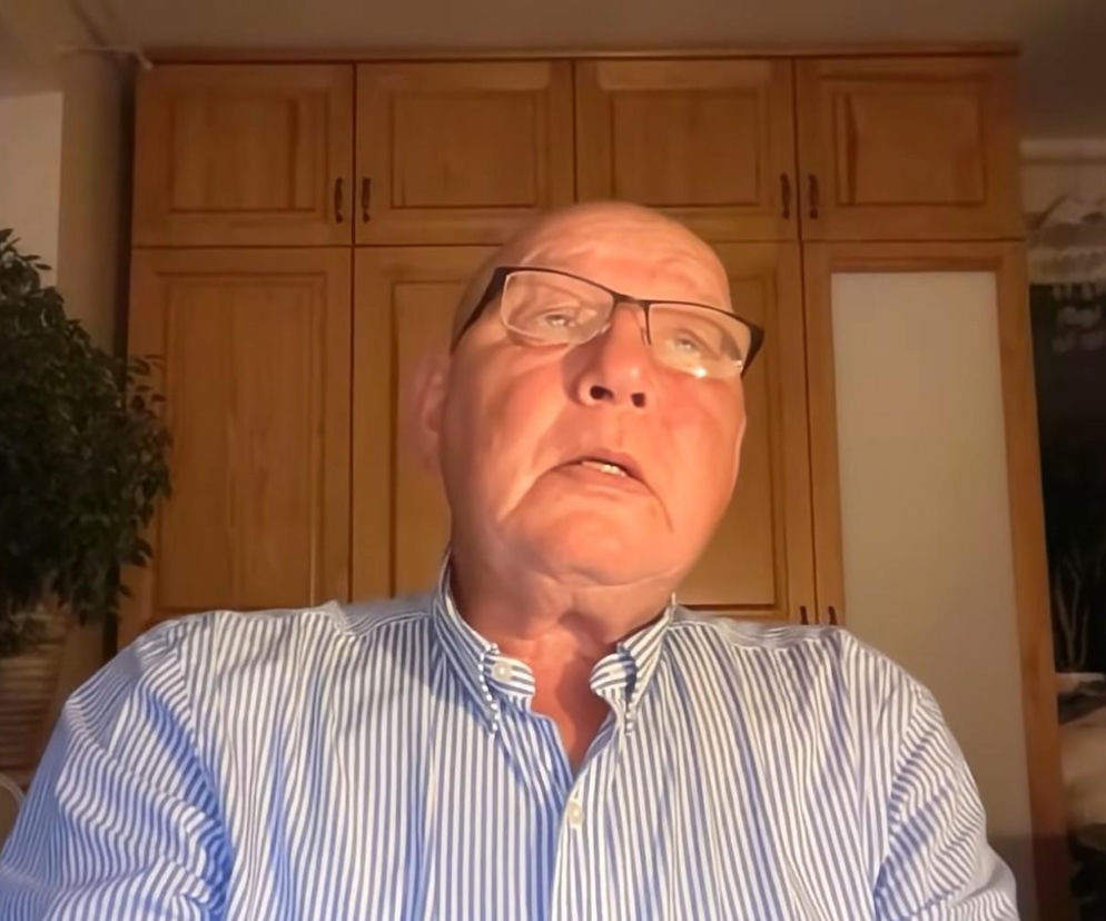 Jasnowidz Krzysztof Jackowski w okularach i pasiastej koszuli. O jego wizjach dla Polski przeczytasz na SE.