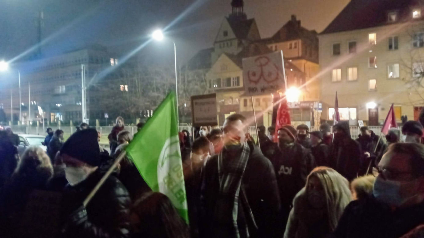 Strajk Kobiet w Szczecinie: Manifestacja pod siedzibą PiS - 27 stycznia 2021 r.